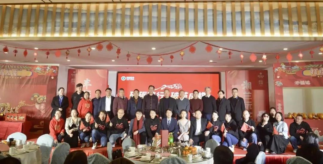 xk体育平台-xk体育（中国）集团主要领导和嘉宾与部分演职人员合影.jpg